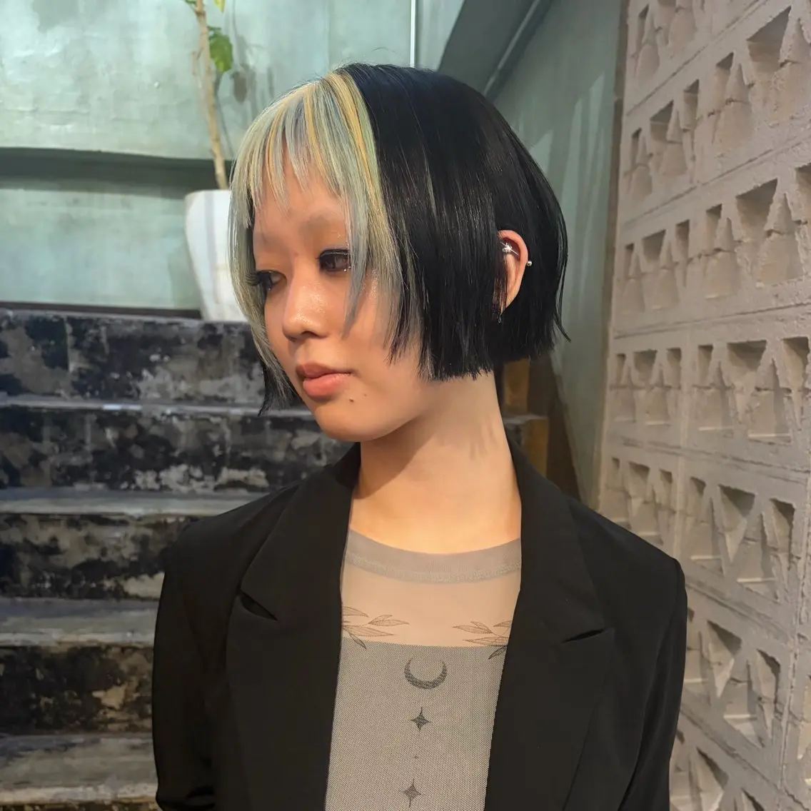 ショート カラー 切りっぱなしボブ ミストバング 黒髪 ブリーチ デザインカラー カット ヘアカラー トリートメント ボブ/ブリーチ/ハイ トーン/梅田/ヒカリのヘアスタイル
