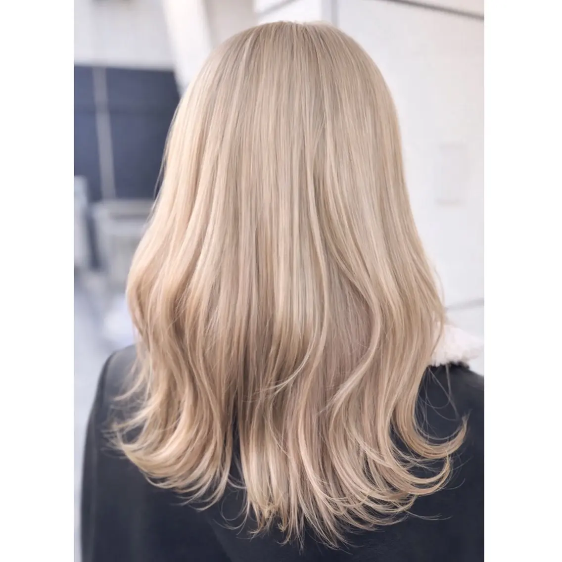 セミロング カラー ブリーチ ブロンド 森光みやび / WILLOW京橋のヘアスタイル