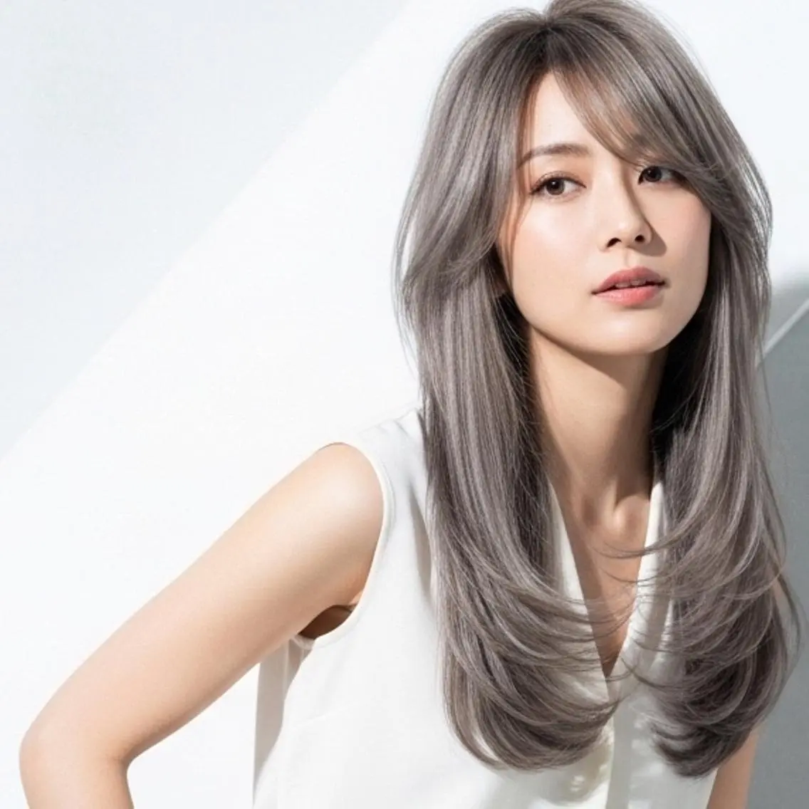 ロング カラー ロングレイヤー 透明感カラー ハイライトカラー メッシュ シルバー カット ヘアカラー トリートメント ショートが上手い人/ 似合わせの達人/ロキのヘアスタイル