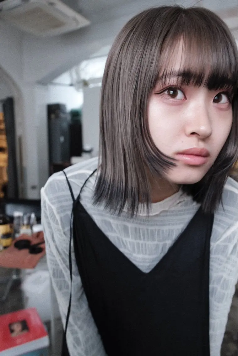 ミディアム カラー ベージュカラー 黒髪 ブリーチ カット ヘアカラー ミタニ ナギサのヘアスタイル