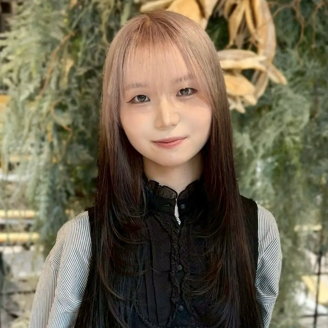 ロング カラー ベージュカラー ブリーチ 透明感カラー ハイトーンカラー ミルクティーベージュ ヘアカラー 🍃オリーブ/透明感 カラー/ shoのヘアスタイル