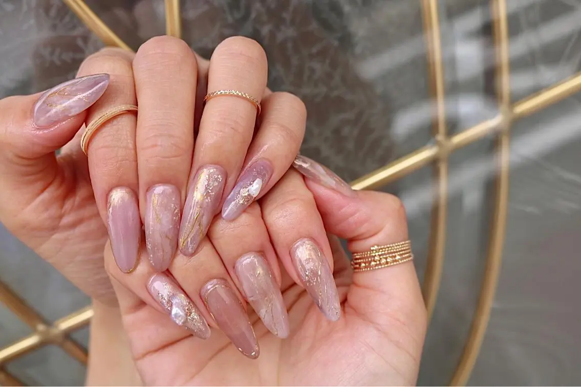 ネイル 成人式 ジェルネイル ゴールド ミラーネイル ニュアンスネイル ハンドネイル ハンドケア Lililas💎 リリラースのネイルデザイン