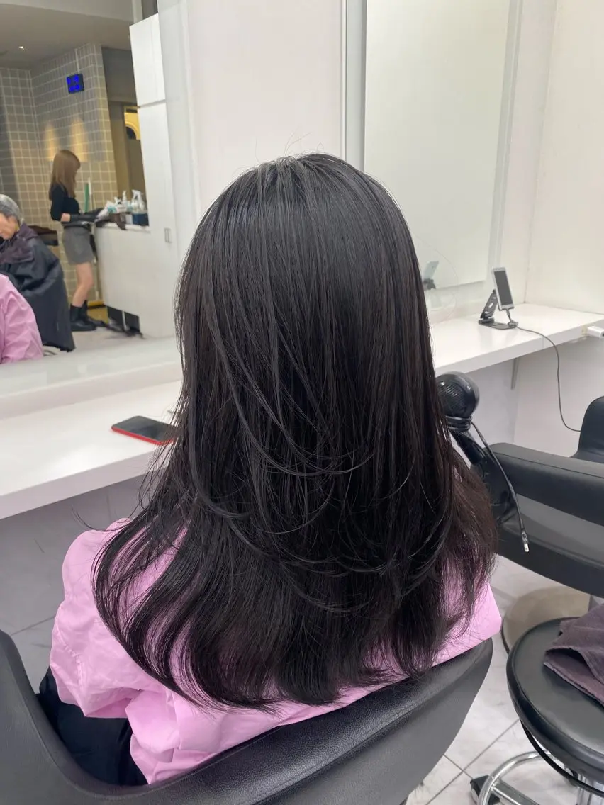 セミロング カラー 抜け感レイヤー︴ ニュアンスカラーのヘアスタイル