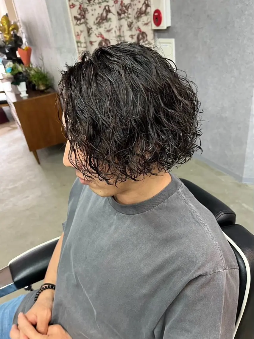 セミロング パーマ メンズ メンズバレイヤージュ シャドウパーマのヘアスタイル