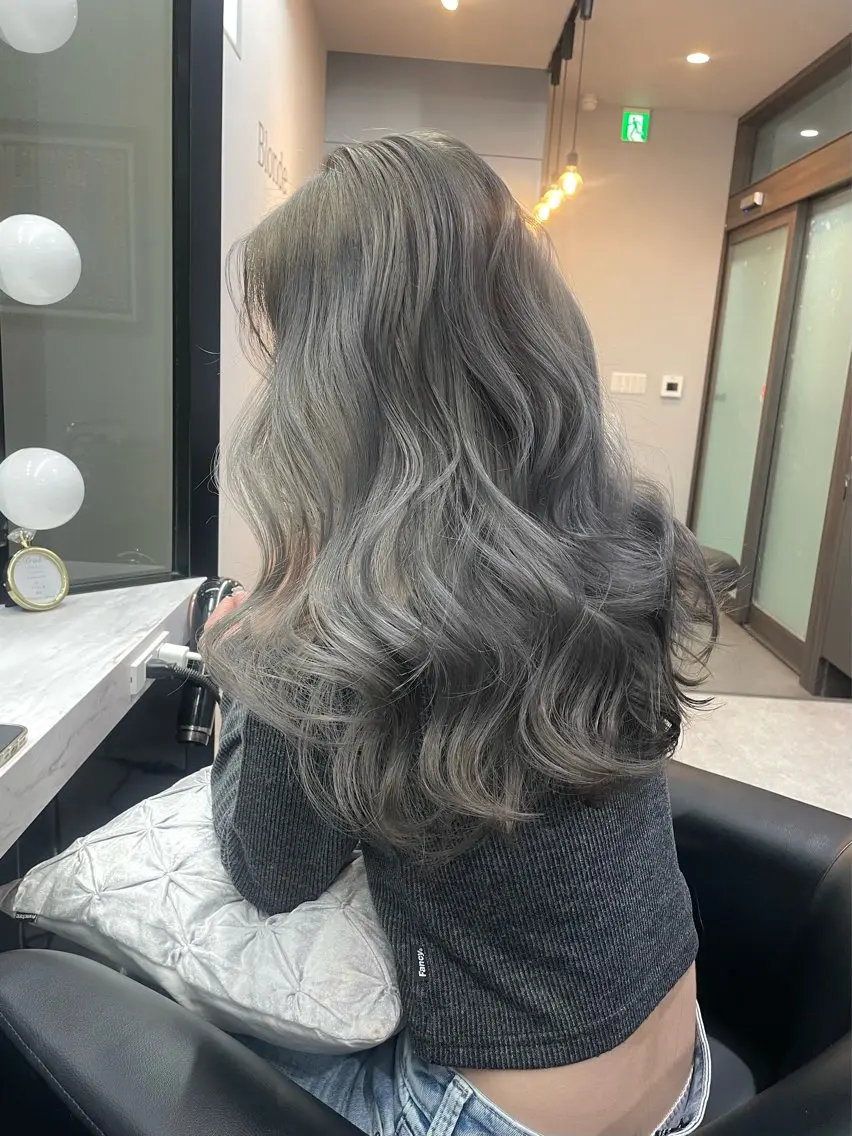 ロング カラー アッシュ ブリーチ グレージュ ヘアカラー 岡留 愛美のヘアスタイル