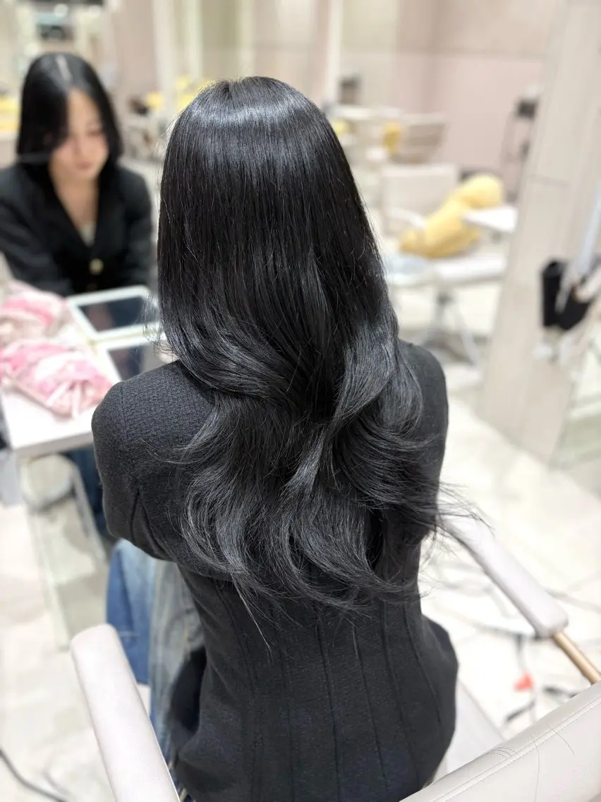 ロング カラー 黒髪 ブリーチ ブルーカラー ブルーブラック 銀座/レイヤー/ 透明感カラー✨りくのヘアスタイル