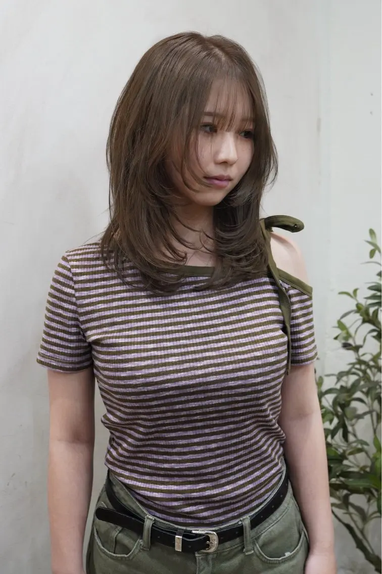 ミディアム カラー ベージュカラー オリーブベージュ レイヤーカット/ 艶カラー/みらいのヘアスタイル