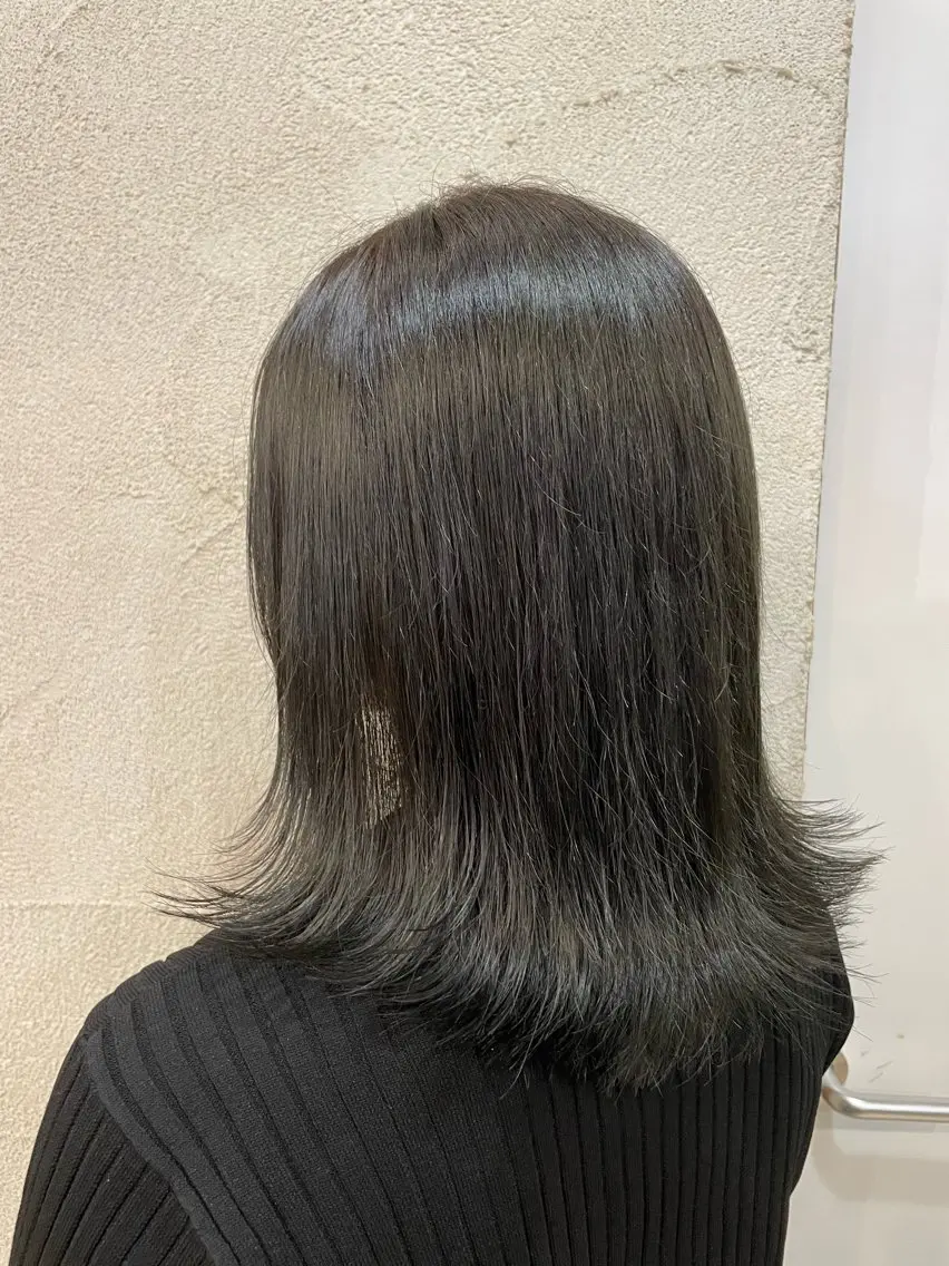 ミディアム カラー グレージュ 大塚 友茉のヘアスタイル