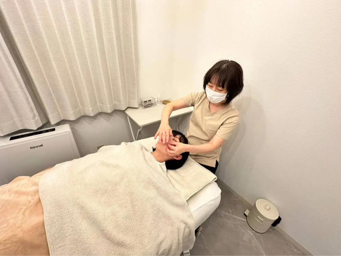 👑ヒト幹細胞美容鍼​〜​ヒト幹細胞に特化した美容施術→マッサージ・美容鍼・EMS・IPL光・ヒト幹細胞美容液・パックの写真