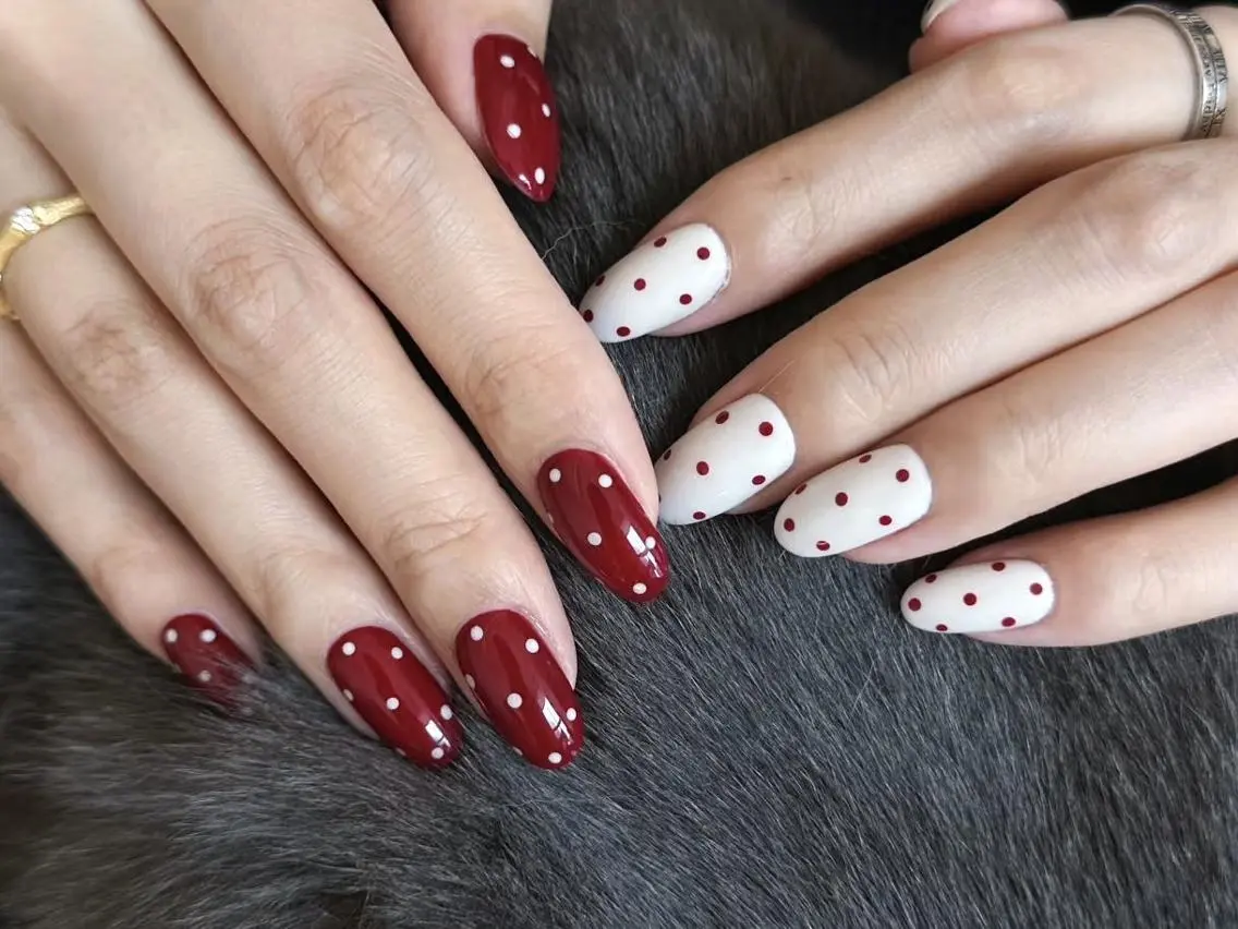 ネイル アートネイル ボルドー カジュアル ジェルネイル ミディアムネイル Niko 🎀のネイルデザイン