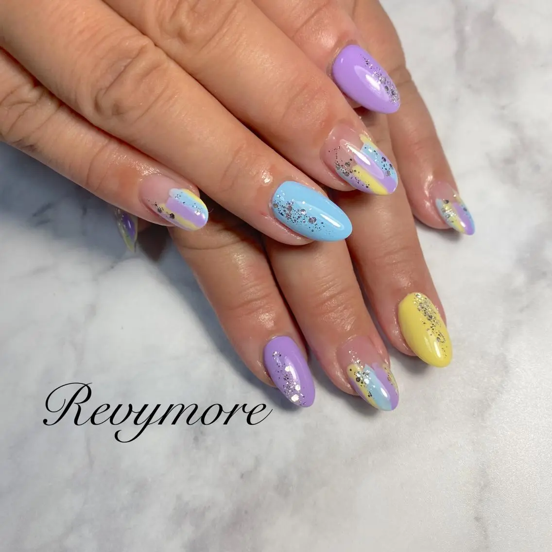 ミディアム ネイル 韓国風ヘア ジェルネイル キラキラネイル 韓国ネイル ニュアンスネイル nail salon Revymoreのネイルデザイン