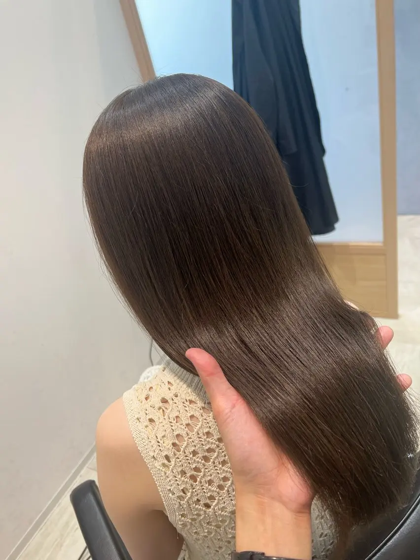 セミロング カラー ベージュカラー 透明感カラー オリーブベージュ カット ヘアカラー トリートメント モテ前髪 タゴメ シンヤのヘアスタイル