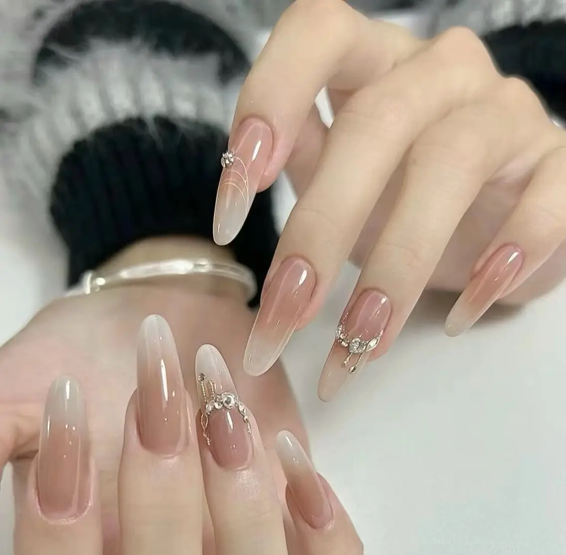 ネイル チークネイル 長さ出し フラワーネイル フレンチネイル ガーリー sun nail池袋 モデル募集のネイルデザイン