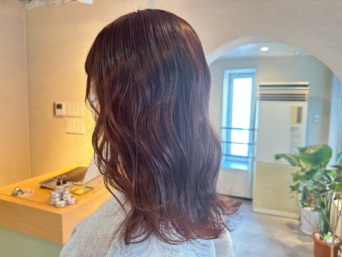 セミロング カラー ブリーチ ブリーチなしカラー ピンクカラー レッドカラー 【Uneユヌ】菊地 春那のヘアスタイル