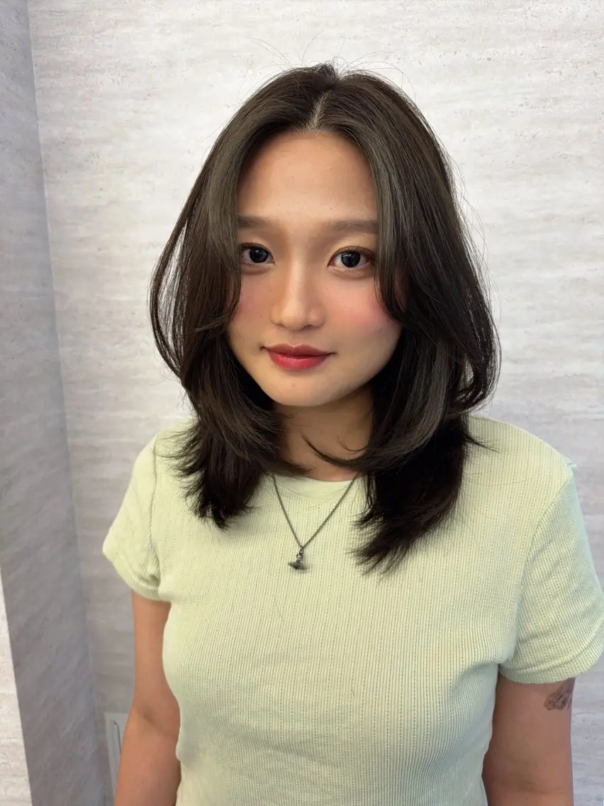 ミディアム カラー ヘアアレンジ カット ヘアカラー トリートメント 韓国レイヤーカット/ 儚げカラーチナツのヘアスタイル
