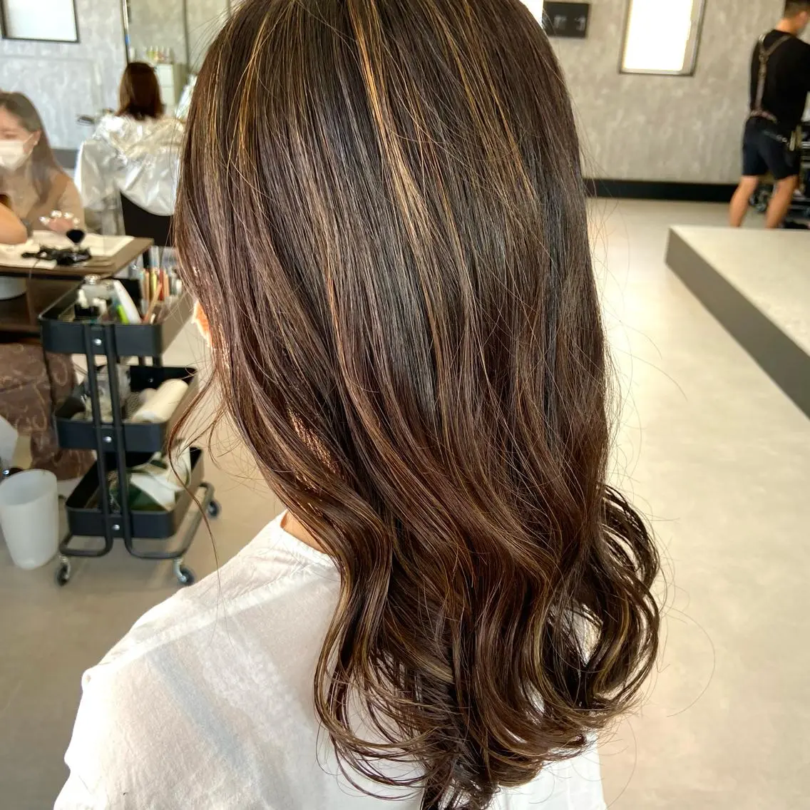 セミロング カラー ヘアアレンジ ハイライトカラー ハイライト TIDEHAIR SHIHOのヘアスタイル
