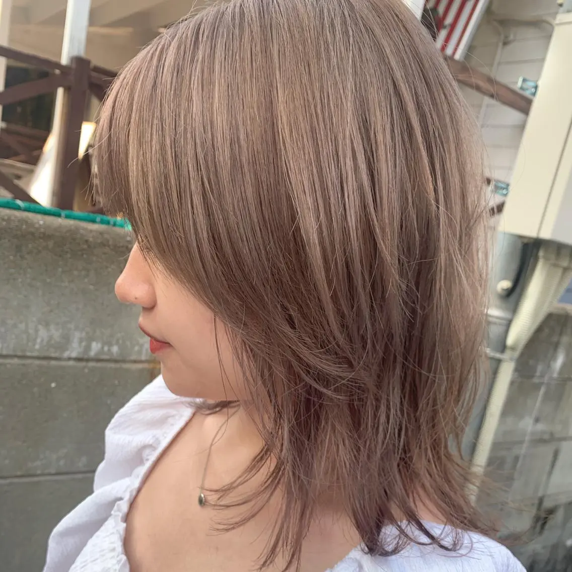 ミディアム カラー ベージュカラー ブリーチ ホワイトベージュ ウルフカット ヘアカラー トリートメント hubhair レイヤー/透明感のヘアスタイル