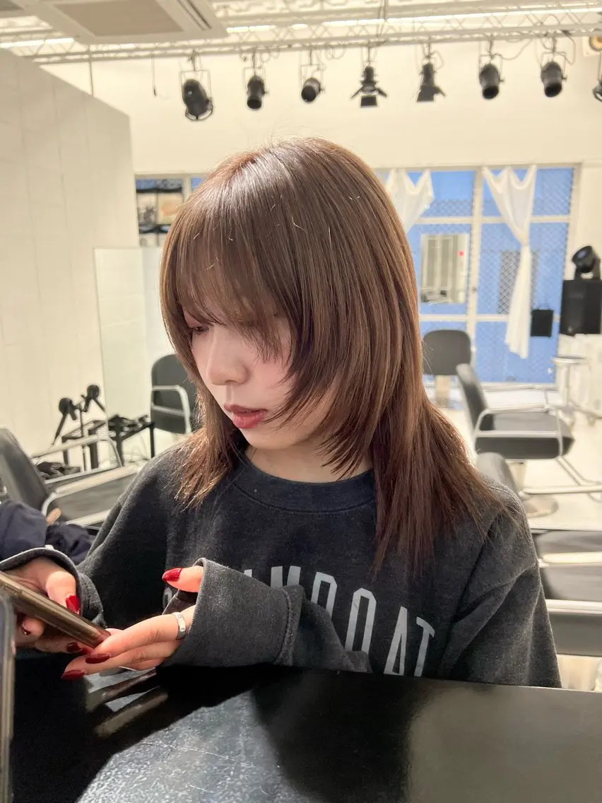 ミディアム カラー ベージュカラー 透明感カラー オリーブベージュ レイヤーカット カット ヘアカラー トリートメント HARU//原宿🤍 リピート率NO.1のヘアスタイル