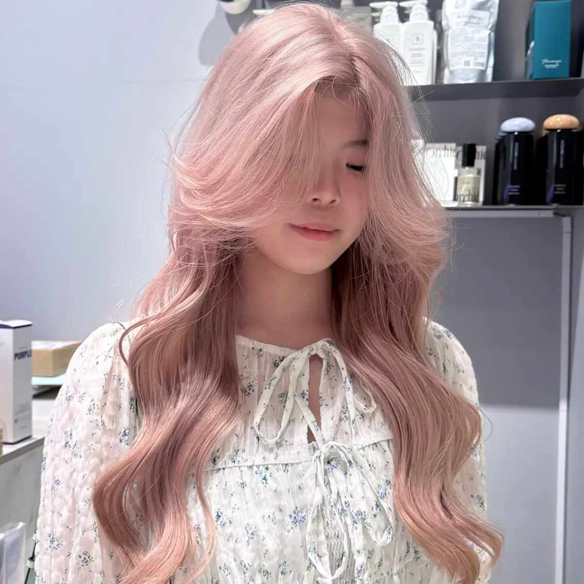ロング カラー ベージュカラー ハイトーンカラー ピンクカラー ピンクベージュ ホワイトピンク カット ヘアカラー トリートメント NANA🦖 ハイトーンデザインのヘアスタイル