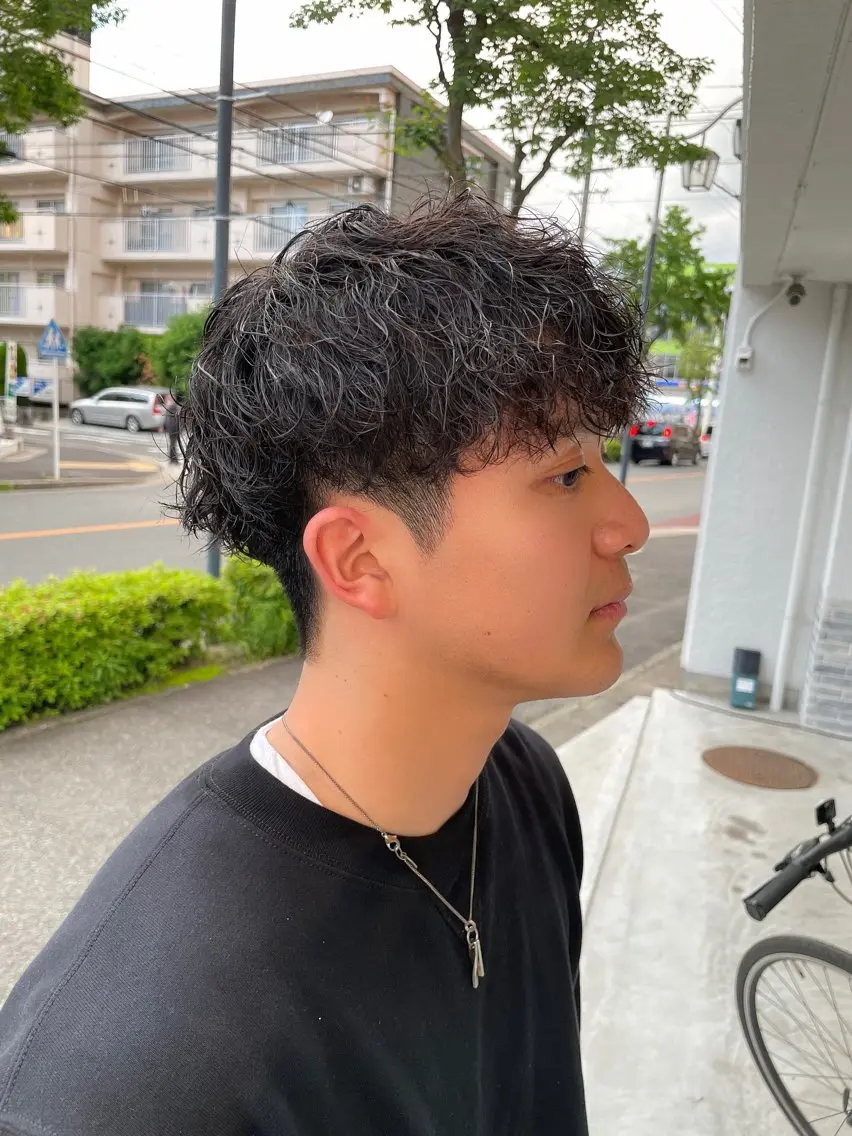 ショート パーマ メンズ メンズパーマ ツーブロック 波巻きパーマ スパイラルパーマ メンズ特化⚡️パーマ / Hiyoriのヘアスタイル