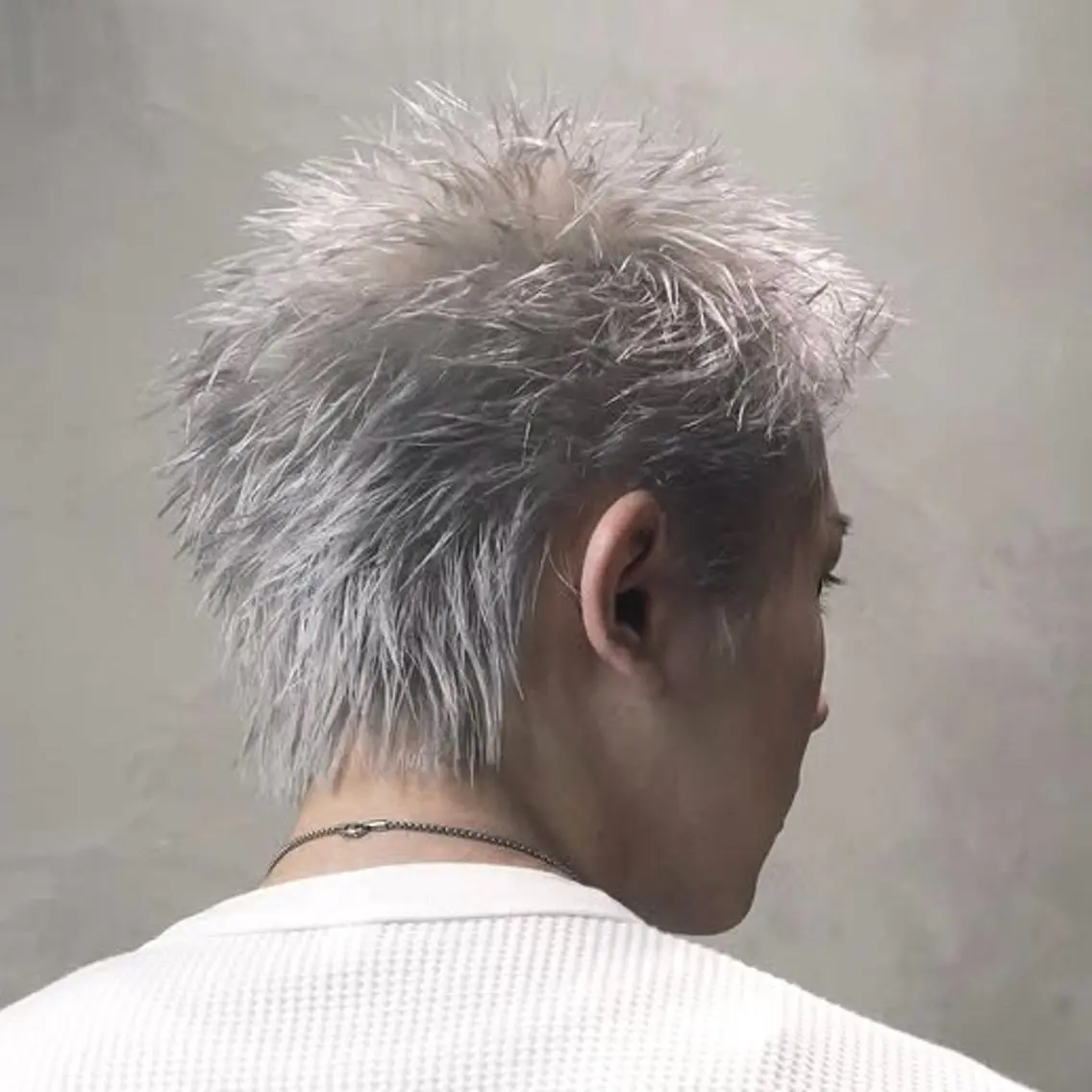ショート カラー メンズ メンズハイトーン スパイキーショート ハイトーンカラー シルバー ショートヘア ヘアカラー 吉村 悠真のヘアスタイル