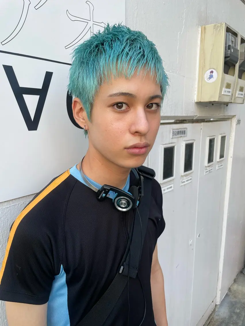 ショート カラー メンズ メンズバレイヤージュ メンズブリーチ センターパート フェードカット メンズハイライト カット ヘアカラー トリートメント スパイラルパーマ 🌐hina⭐️のヘアスタイル
