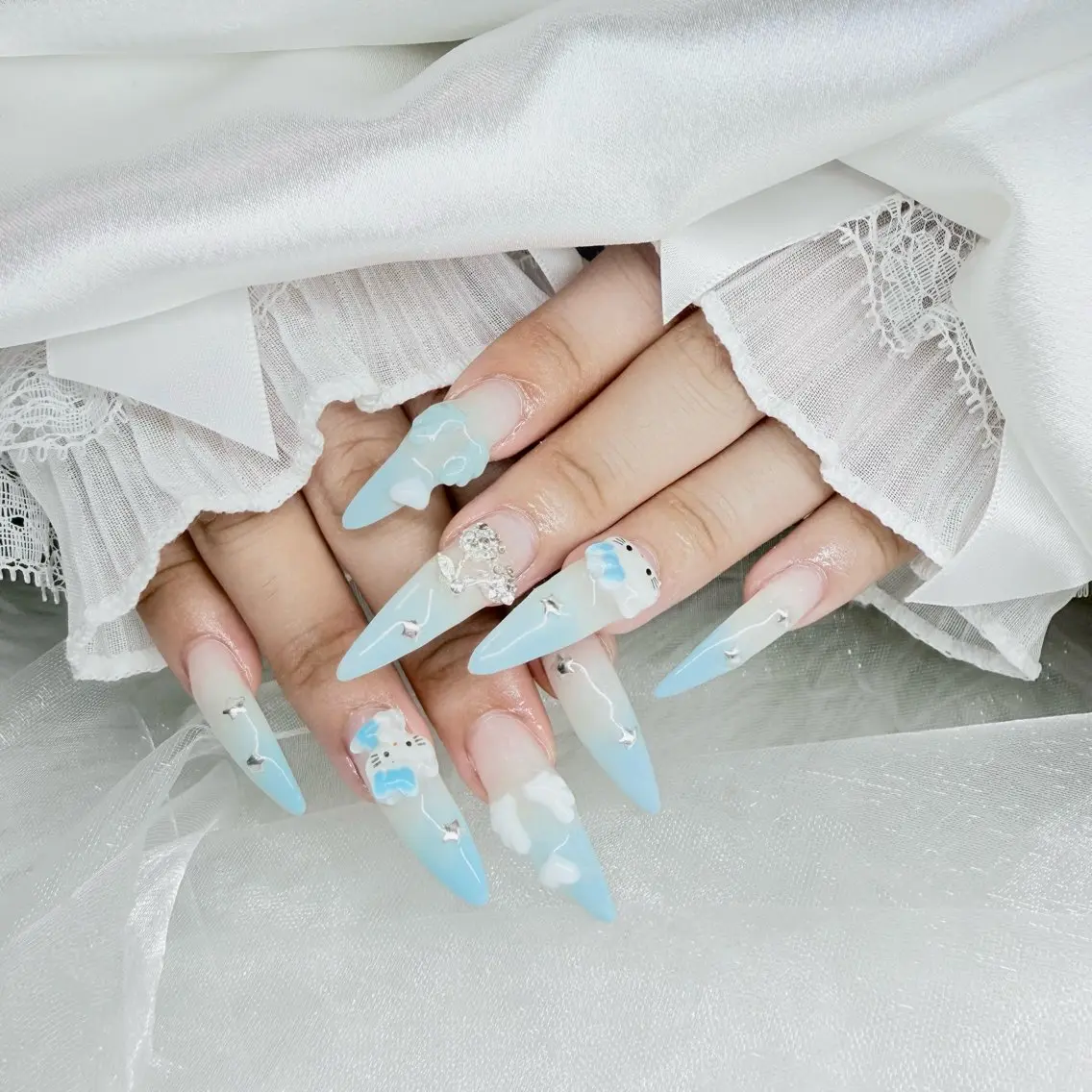 ネイル ブルー グラデーション 韓国ネイル 水色 ロングネイル ハンドネイル ハンドケア MEER BLEU メアブルーのネイルデザイン