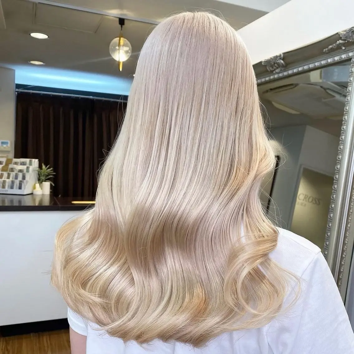 セミロング カラー ベージュカラー ブリーチ 透明感カラー ハイトーンカラー ホワイトベージュ ヘアカラー 新宿/ハイトーン/ シールエクステ 祐介のヘアスタイル