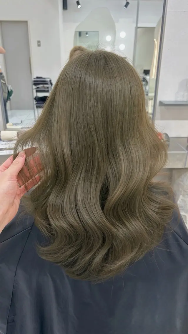 ミディアム カラー パーマ ベージュカラー ブリーチ 透明感カラー ダブルカラー グレージュ カット ヘアカラー TOMO/ブリーチ 無しオリーブのヘアスタイル