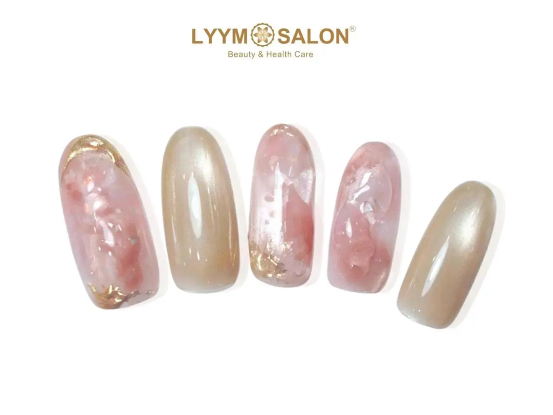 ネイル ゴールド マグネットネイル ニュアンスネイル ピンク ワンホンネイル ハンドネイル LYYM Salonのネイルデザイン