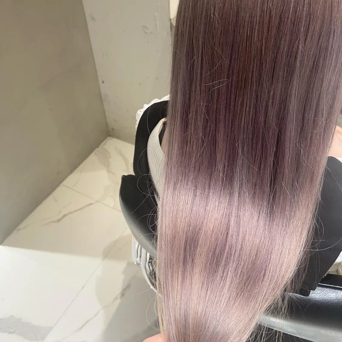 ロング カラー ベージュカラー ブロンド ハイトーンカラー ミルクティーベージュ ホワイトブロンド カジュアルを女っぽく 𝗮𝘆𝗮𝗰𝗼のヘアスタイル