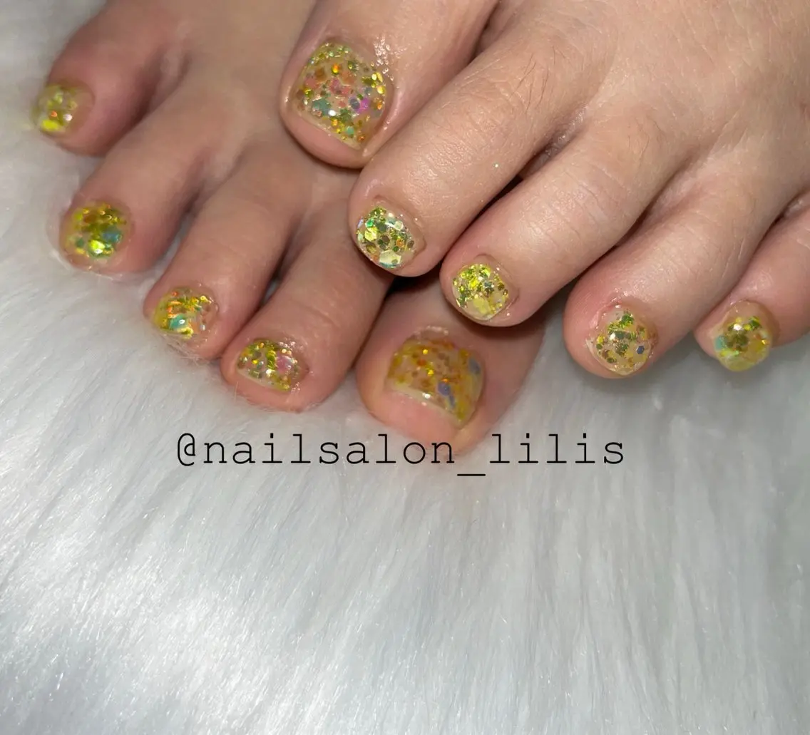 ネイル 黄色 フットネイル nailsalon Lilisのネイルデザイン