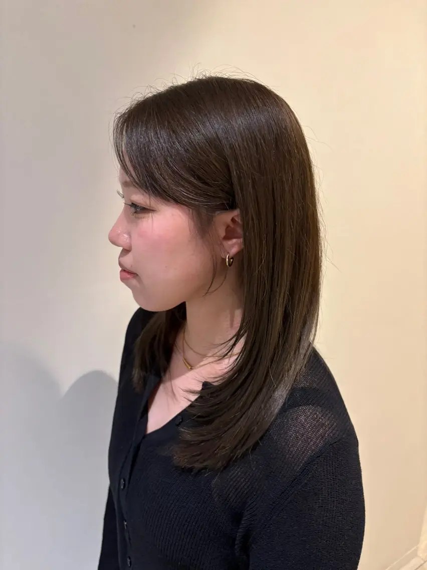 ミディアム カラー ベージュカラー 透明感カラー オリーブベージュ レイヤーカット カット ヘアカラー 広瀬 帆々乃のヘアスタイル