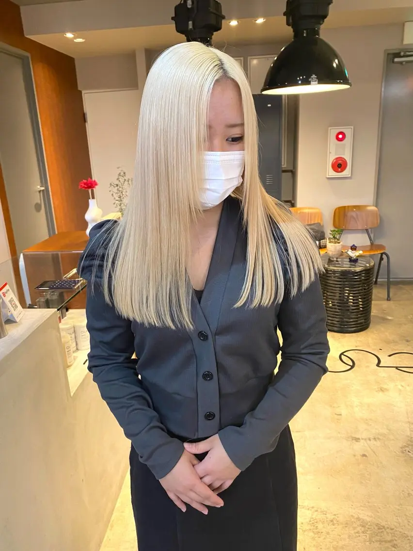 ロング カット ヘアカラー ミルクティーベージュ outaのヘアスタイル