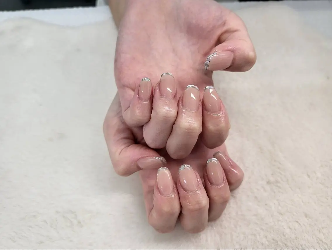 ネイル フレンチネイル ガラスフレンチ オフィスネイル シルバー シンプルネイル ハンドネイル ハンドケア Epokku ネイルサロンのネイルデザイン