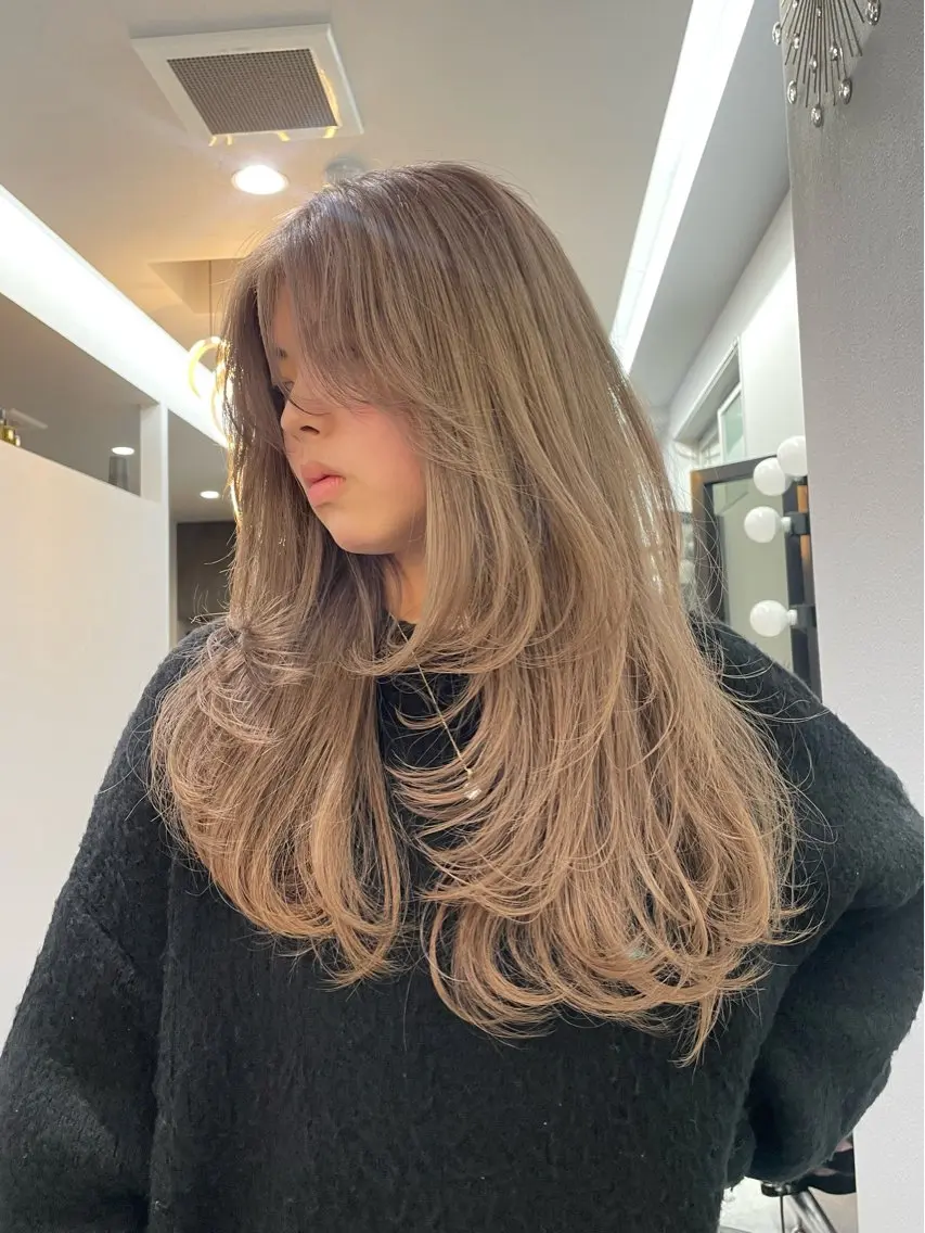ロング カラー ベージュカラー ブリーチ ハイトーンカラー ミルクティーベージュ ヘアカラー トリートメント 岡留 愛美のヘアスタイル