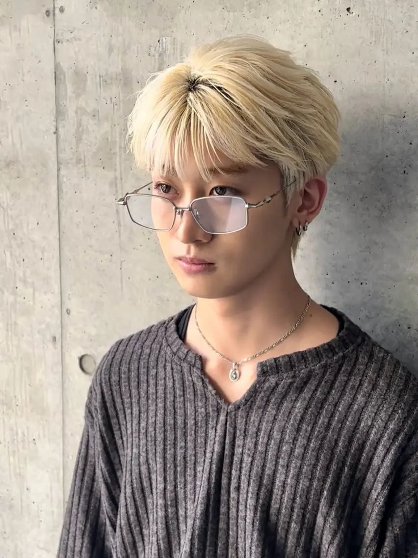 カラー パーマ メンズ メンズブリーチ センターパート フェザーパーマ メンズハイトーン メンズインナーカラー カット ヘアカラー トリートメント メンズ特化 荻窪シュウタロウのヘアスタイル