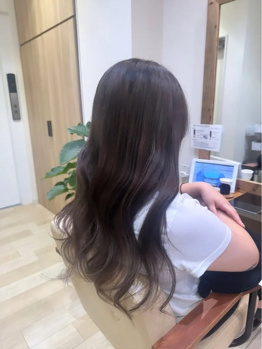 ロング カラー ベージュカラー シルバー シルバーベージュ ブリーチなしカラー RURI🩵のヘアスタイル