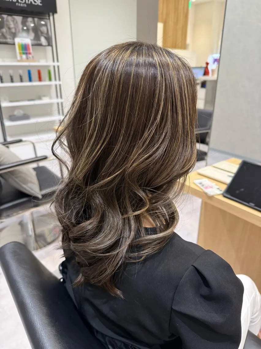カラー ハイライトカラー カット ヘアカラー トリートメント 長谷川 紗羅のヘアスタイル