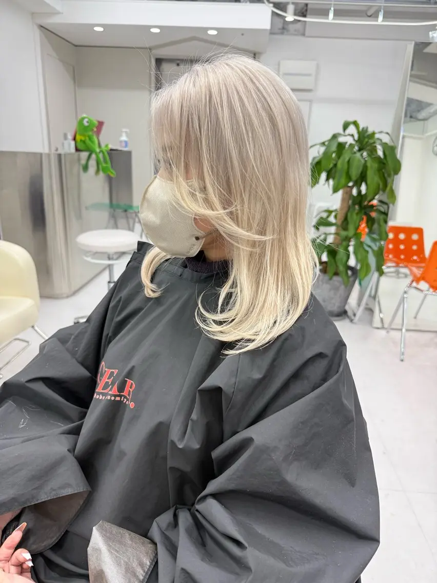 ショート カラー ヘアアレンジ ベージュカラー ブリーチ ブロンド ホワイトベージュ ホワイトブロンド ヘアカラー トリートメント 🎗秋山勇/ GEAR.代表のヘアスタイル