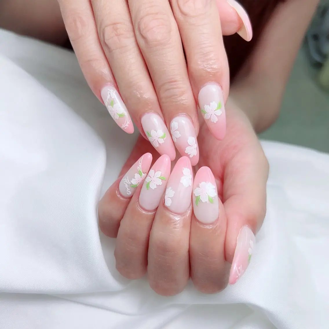 ロング 韓国風ヘア ロング ハンドネイル gallery Yumiのネイルデザイン