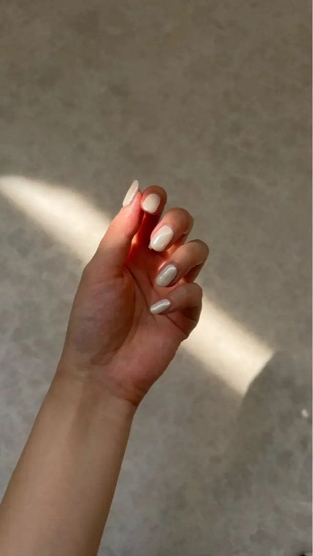 ネイル ホワイト ハンドネイル 小棚木 菜々のネイルデザイン