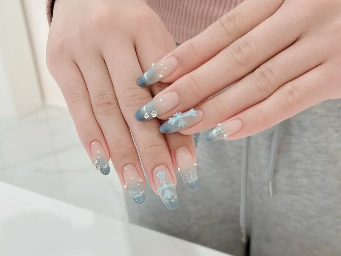ネイル フレンチネイル キラキラネイル マグネットネイル マグネットフレンチ 夏ネイル ハンドネイル FLY Nail Salonのネイルデザイン