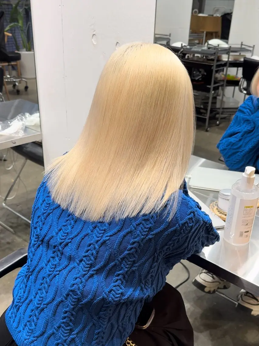ミディアム カラー ブリーチ ブロンド 透明感カラー ホワイトブロンド 新宿 似合わせカラー HINAのヘアスタイル