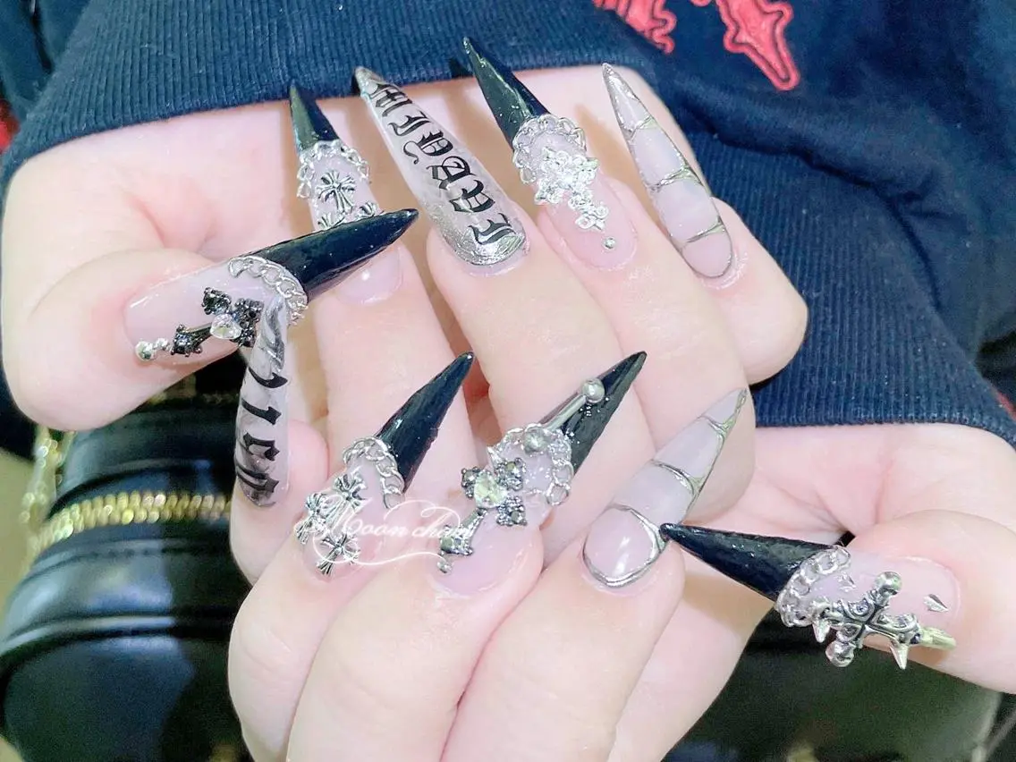 ネイル 長さ出し キラキラネイル 韓国ネイル ロングネイル マグネットネイル ハンドネイル ハンドケア Yuki🌸 nailのネイルデザイン