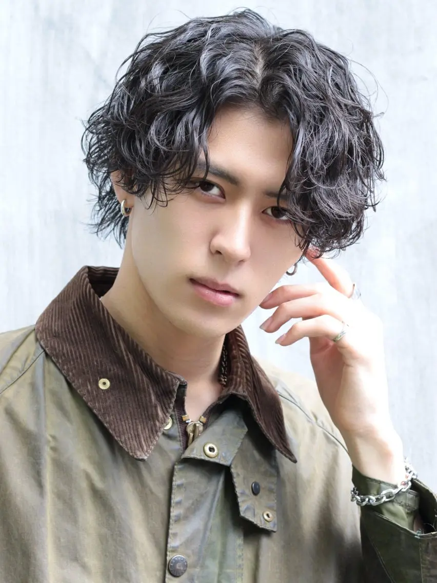 ミディアム カラー パーマ ヘアアレンジ メンズ ミディアムパーマ メンズパーマ メンズツイストパーマ 波巻きパーマ ツイストパーマ 🔥ニュアンス フェザー小林海斗🔥のヘアスタイル