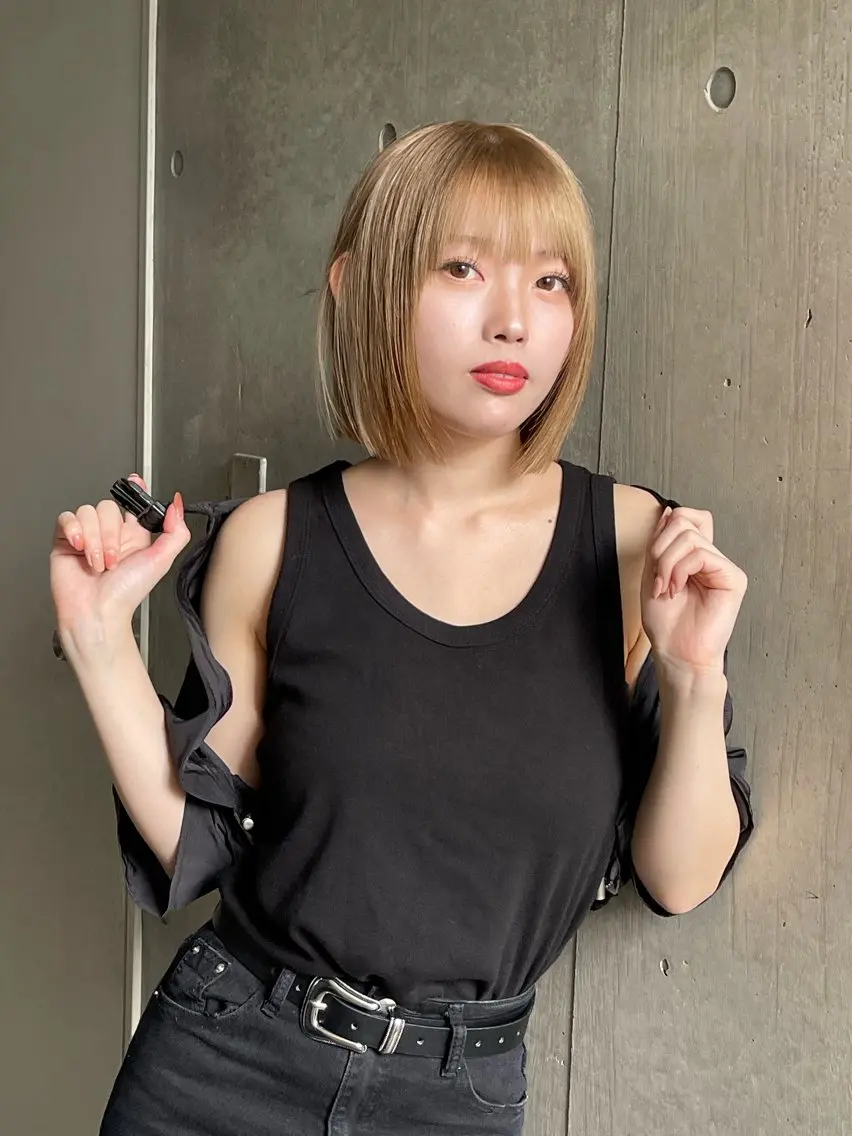 ミディアム ボブ 顔まわりレイヤー デザインカットのヘアスタイル