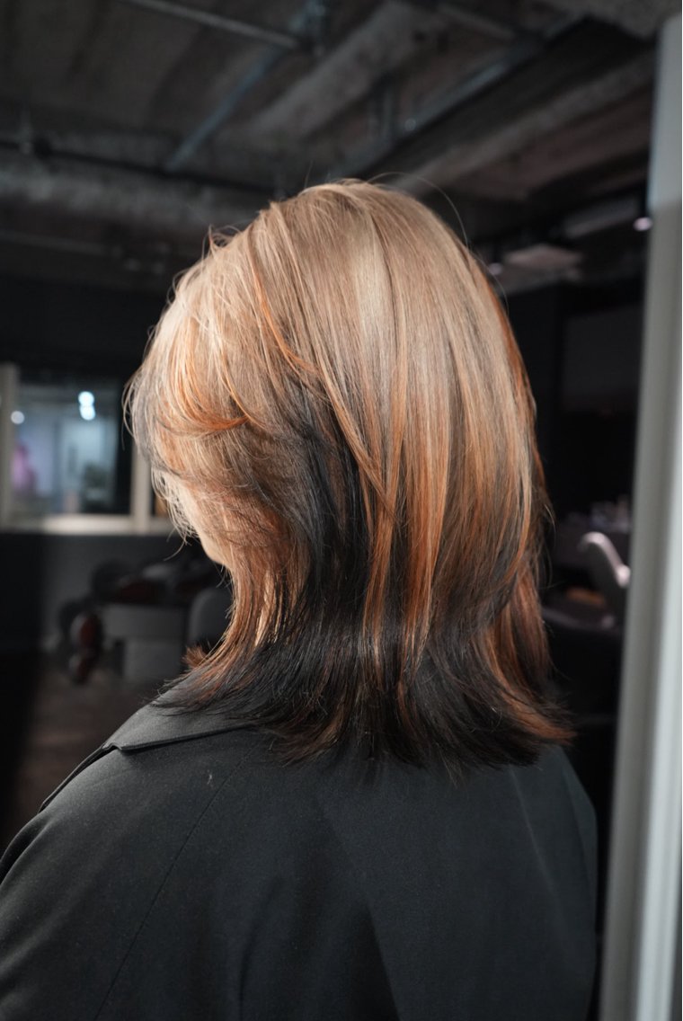 ミディアム カラー デザインカラー カット ヘアカラー トリートメント ハイトーン/ボブ デザイン/戸羽新宿のヘアスタイル
