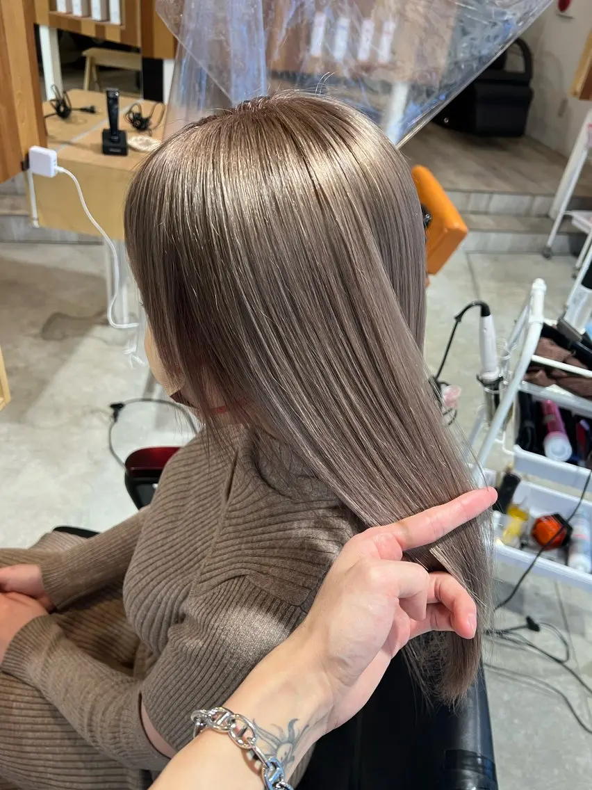 ロング カラー アッシュ ミルクティーアッシュ エクステ⭐️艶カラー koukiのヘアスタイル
