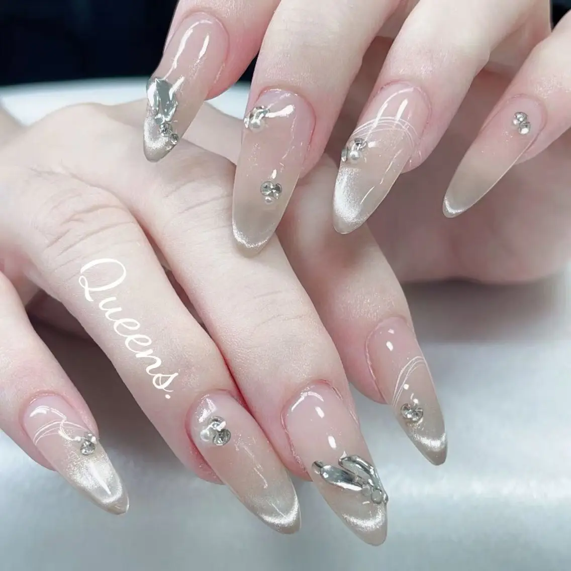 ネイル ハンドネイル Queens テイのネイルデザイン